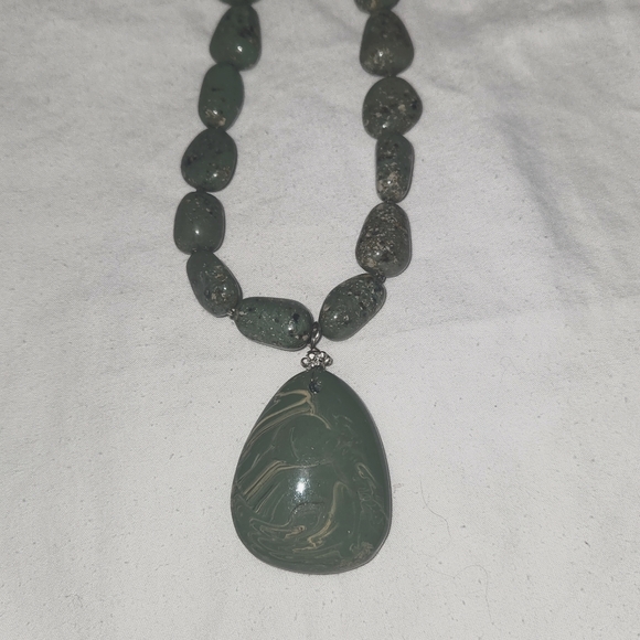 Fashion Necklace Green Glass Pieces Silvertone. 1 - Picture 3 of 6